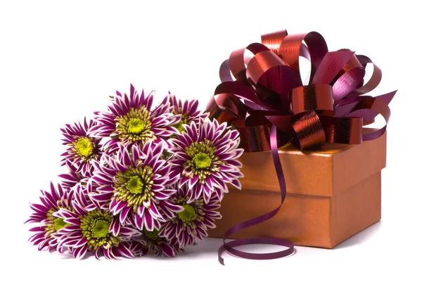 Συσκευασία δώρου με όμορφα λουλούδια — Φωτογραφία Αρχείου