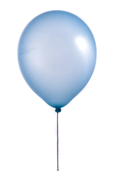 Balão azul sobre fundo branco — Fotografia de Stock