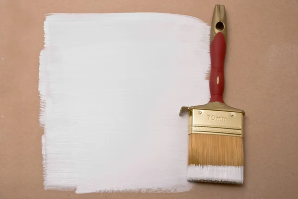 Beyaz boyalı profesyonel fırça. — Stok fotoğraf