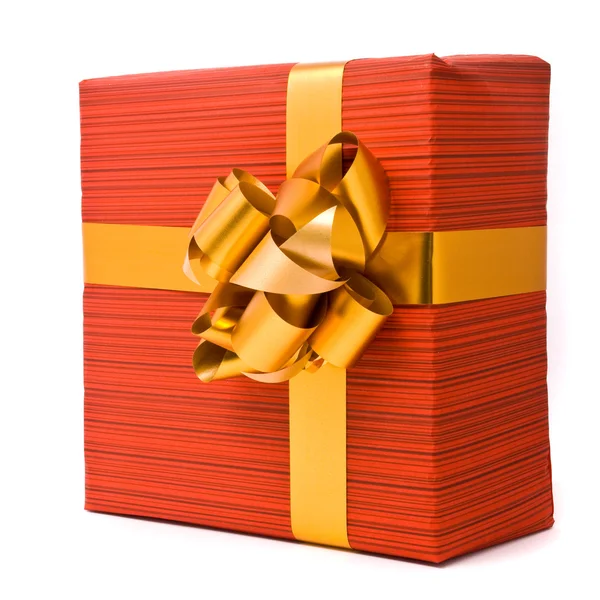Altın fiyonklu kırmızı hediye kutusu — Stok fotoğraf