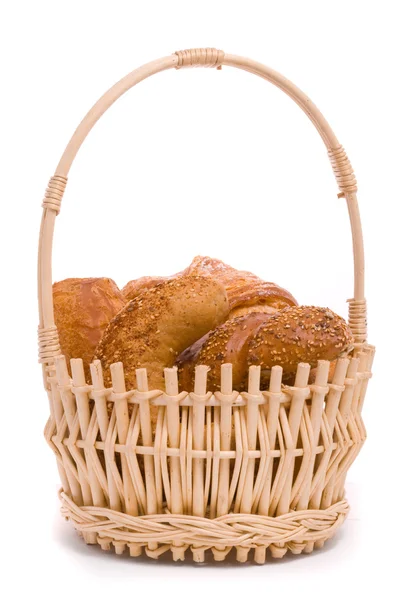 Verse broodjes in een mand — Stockfoto