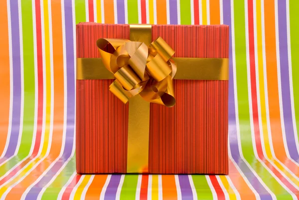 Caja de regalo sobre un fondo de rayas — Foto de Stock
