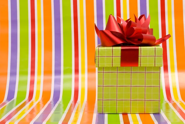 Caja de regalo sobre un fondo de rayas —  Fotos de Stock