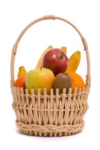 Корзина с разноцветными фруктами — стоковое фото