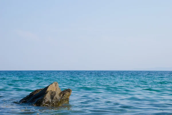 Берег моря з камінням у воді — стокове фото