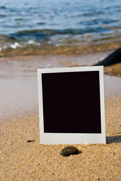 Zdjęcie karty na piaszczystej plaży — Zdjęcie stockowe