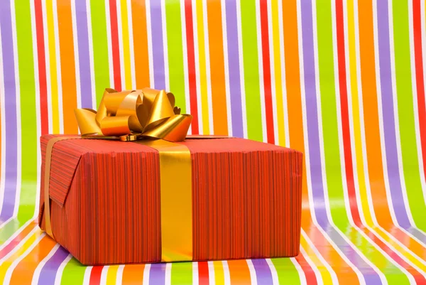 Caja de regalo sobre un fondo de rayas — Foto de Stock