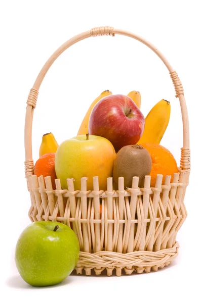 Korb mit bunten Früchten — Stockfoto