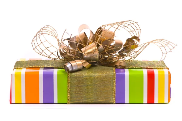 Caja de regalo con lazo dorado — Foto de Stock