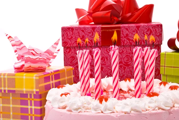 Rosa Torte mit Kerzen und Geschenken in Schachteln — Stockfoto