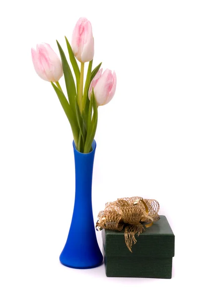 Rosa tulipanes ang caja de regalo —  Fotos de Stock