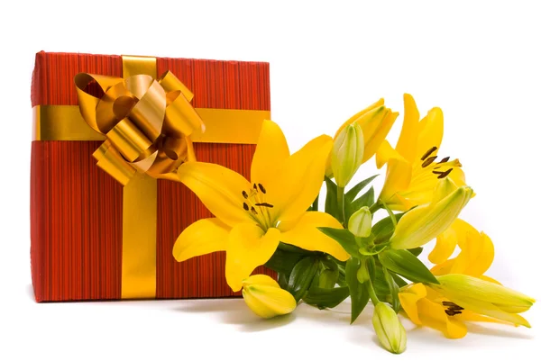 Gele lily en gift box op een wit — Stockfoto