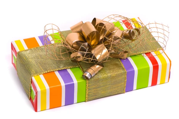 Caja de regalo con lazo dorado sobre un blanco —  Fotos de Stock