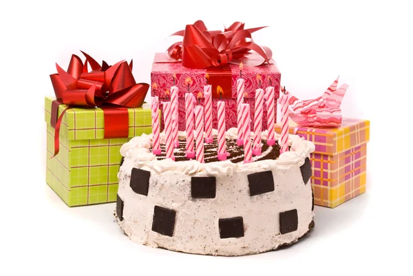 Пирог с 12 свечами и подарками — стоковое фото