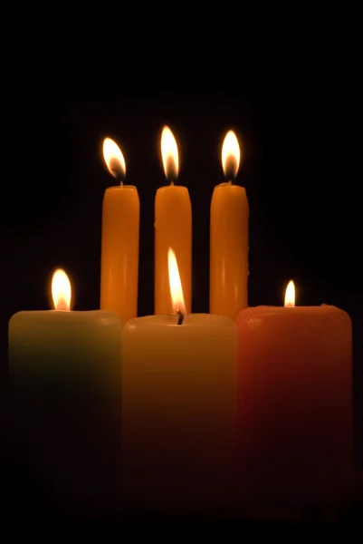 Горящие свечи на черном фоне — стоковое фото