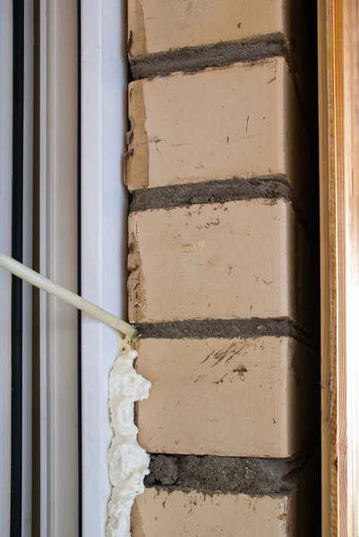 Skummande fönster. reparationsprocessen — Stockfoto