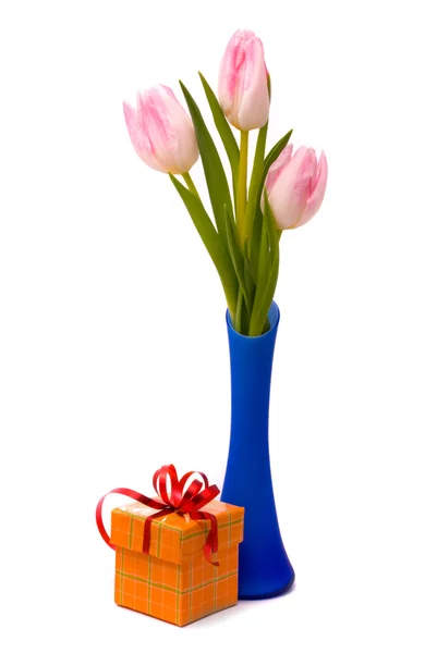 Růžové tulipány a krabičky — Stock fotografie