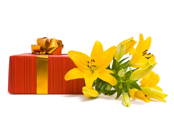 Sárga liliom és ajándék doboz — Stock Fotó