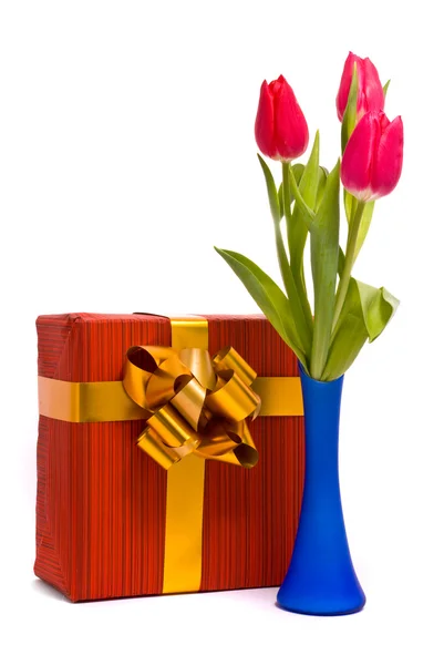 红色郁金香和礼品盒 — 图库照片