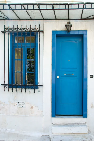 青のギリシャのドア — ストック写真