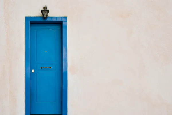 Niebieskie drzwi grecki — Zdjęcie stockowe