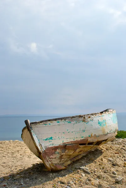 Old boat on beach — Stock Photo, Image