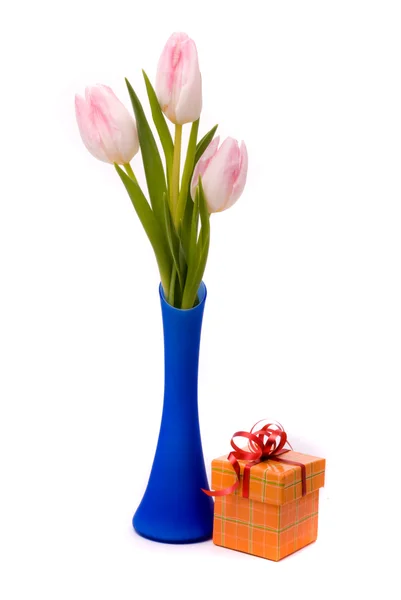 Rosa tulipanes ang caja de regalo —  Fotos de Stock