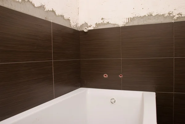 Telha cerâmica em paredes no banheiro — Fotografia de Stock