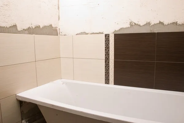 Керамічна плитка на стінах у ванній — стокове фото