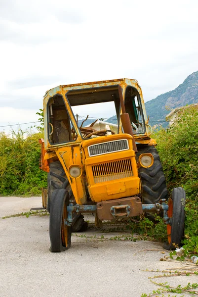Старий зламаний трактор — стокове фото