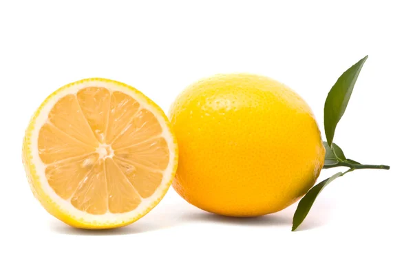 Limone con foglie fresche — Foto Stock