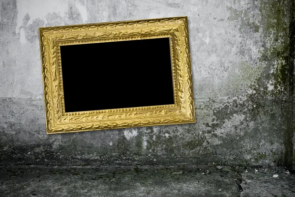 Гранж інтер'єр з вінтажною золотою рамкою — стокове фото
