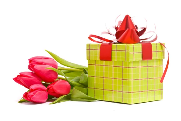 Tulipanes rojos y caja regalo — Foto de Stock