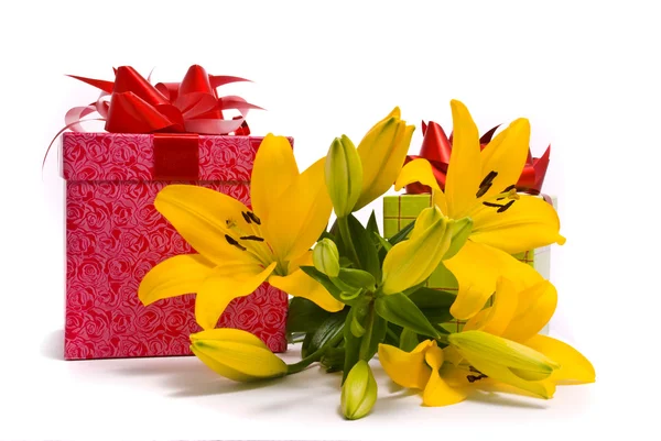 Желтая лилия и подарочная коробка на белом — стоковое фото