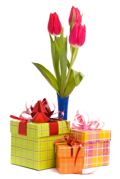 Tulipanes rojos en jarrón azul y caja de regalo — Foto de Stock
