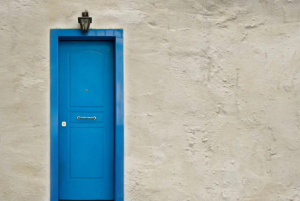 青のギリシャのドア — ストック写真