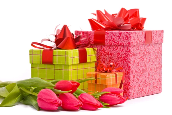 Rote Tulpen und Geschenkbox auf einem weißen — Stockfoto