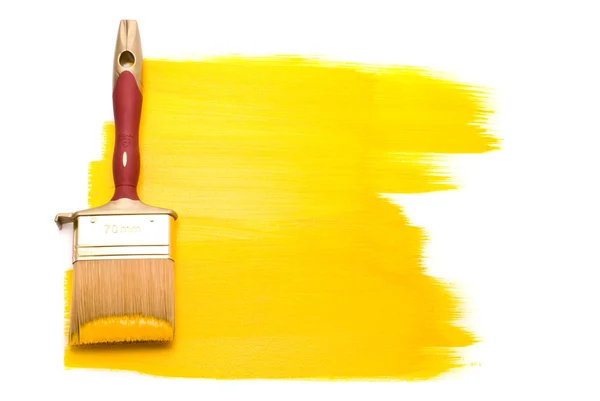 Escova profissional com tinta amarela — Fotografia de Stock