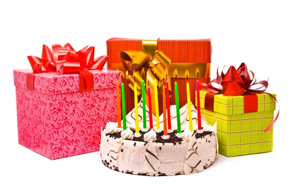 Пирог с 11 свечами и подарками — стоковое фото