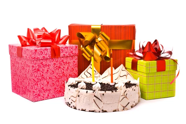 Torte mit zwei Kerzen und Geschenken in Schachteln — Stockfoto