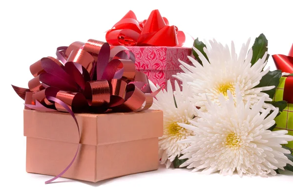 Подарки с красивыми цветами — стоковое фото