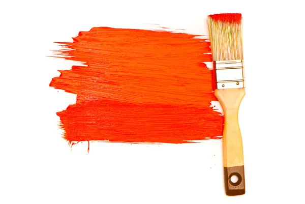 Rode verf en penseel op witte studio — Stockfoto