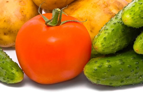 Tomate fresco, pepinos y patatas — Foto de Stock