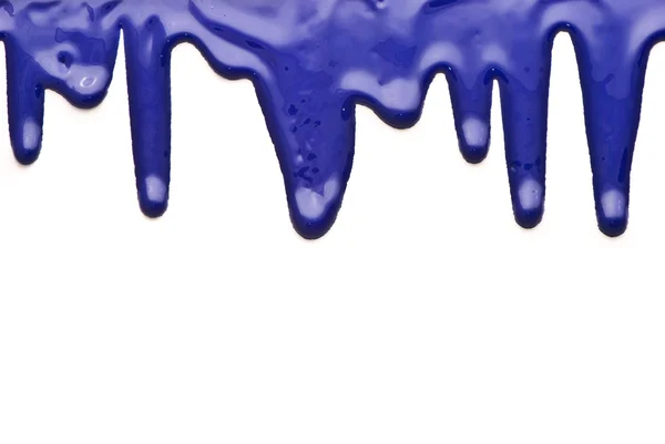 Tinta azul derramando no fundo branco — Fotografia de Stock