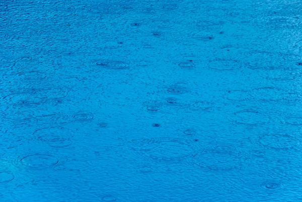Lluvia sobre el agua —  Fotos de Stock