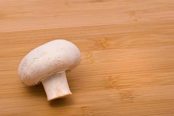 도 마 보드에 신선한 버섯 — 스톡 사진