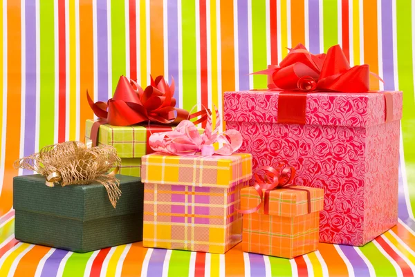 Cajas de regalo sobre un fondo de rayas —  Fotos de Stock