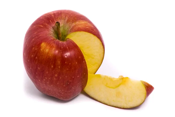 In Scheiben geschnittener roter reifer Apfel — Stockfoto
