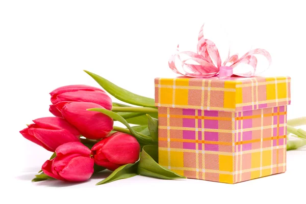 Röda tulpaner och presentförpackning — Stockfoto