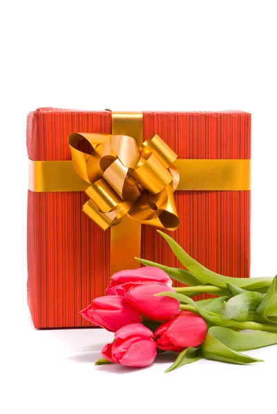 Красные тюльпаны и подарочная коробка — стоковое фото